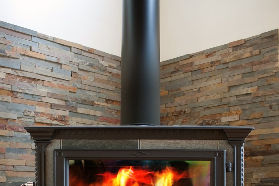 Conduit d'une poêle à bois allumée