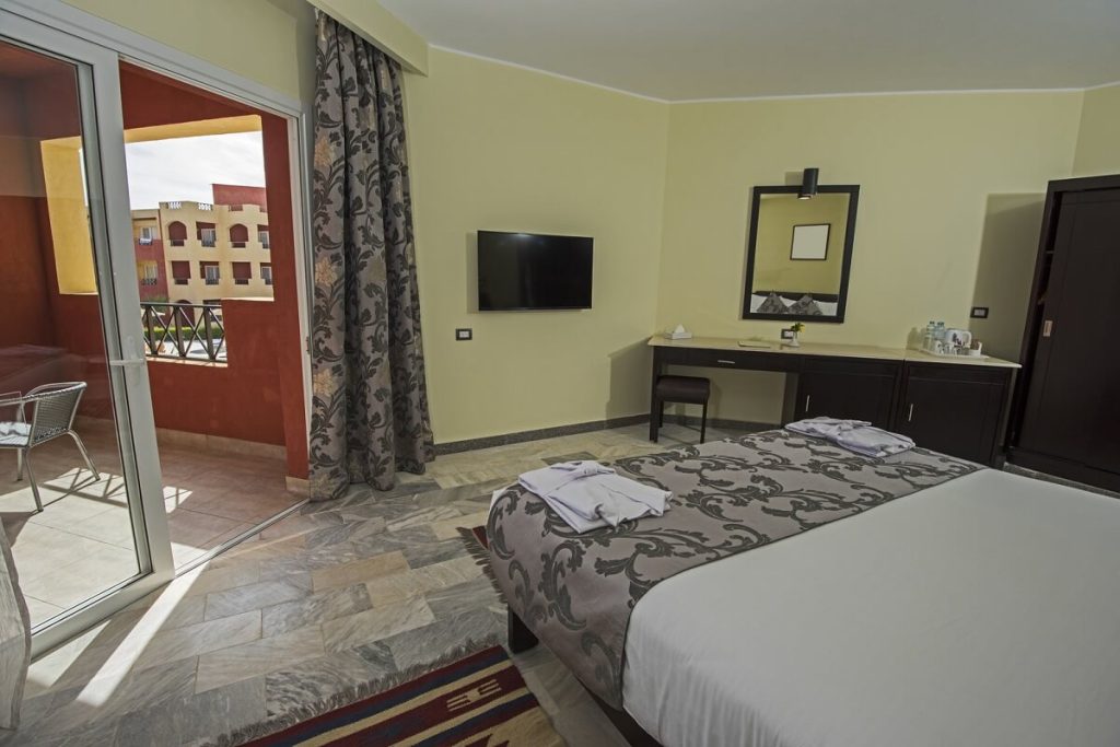 Une chambre et une salle à manger séparées par une baie vitrée