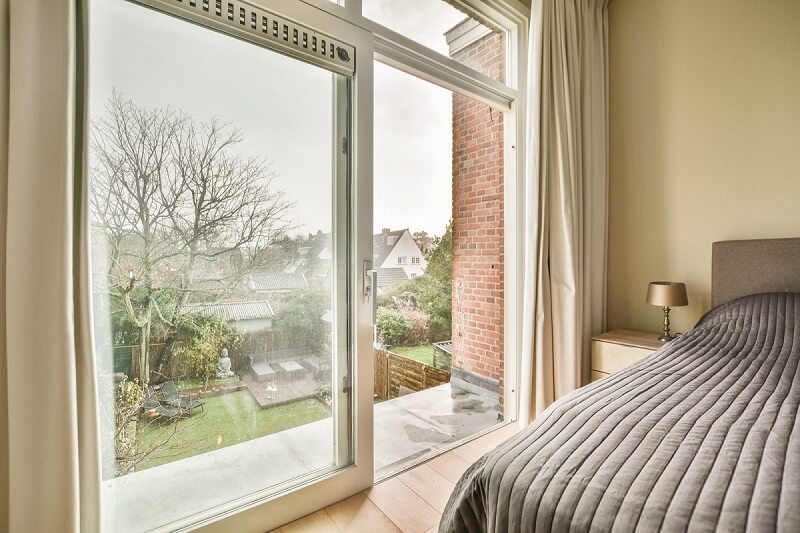 Une baie vitrée d'une chambre à coucher