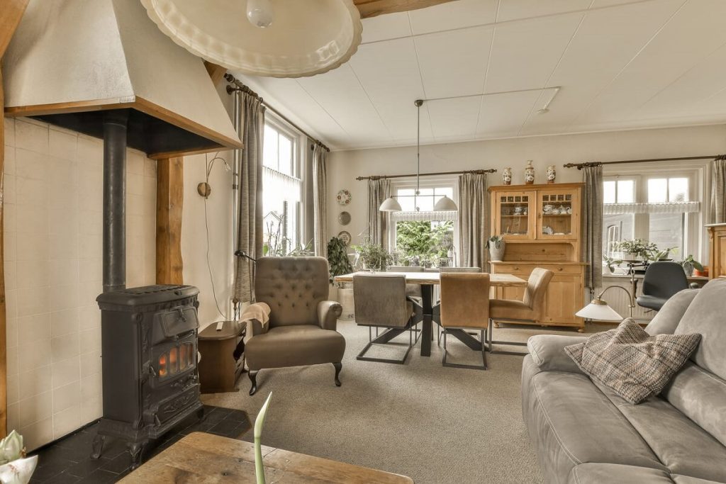 Un grand salon de style rustique avec une cheminée