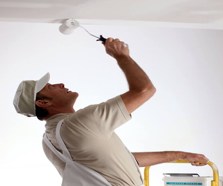 Peindre le plafond avec un rouleau