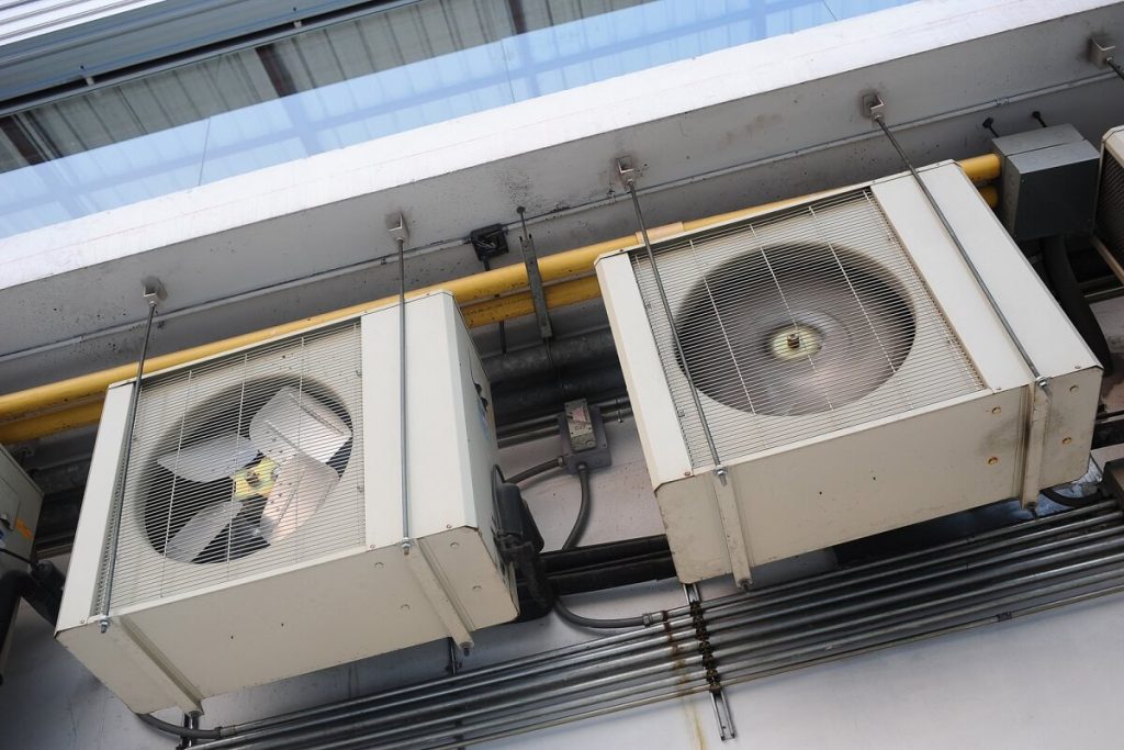 Une VMC cassée et une autre en marche