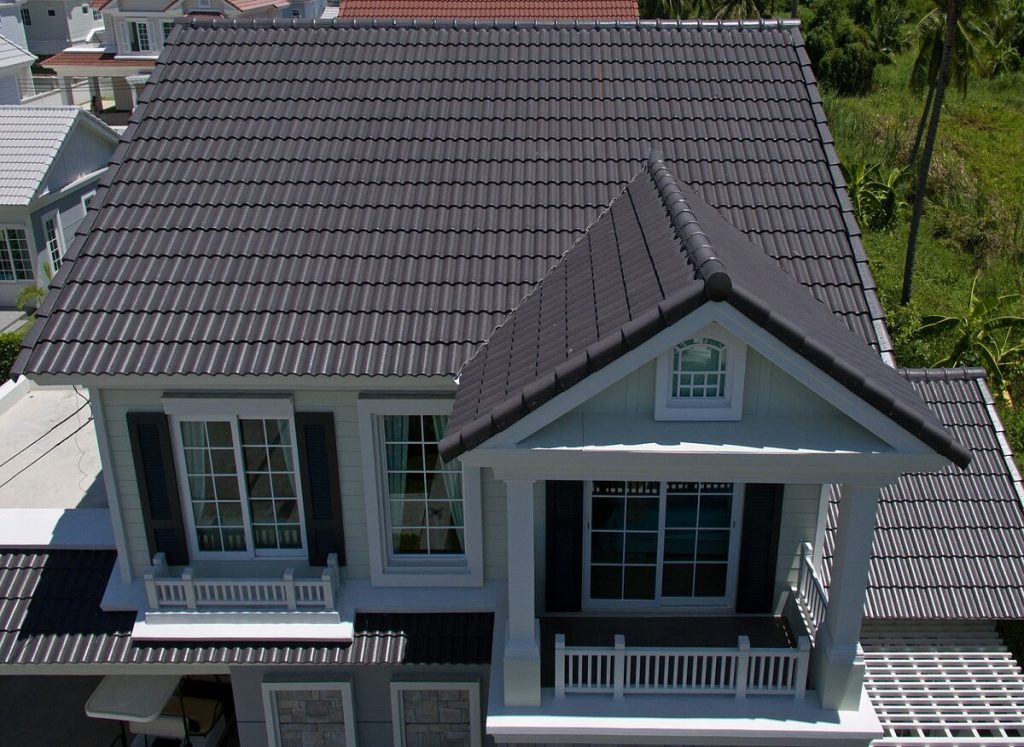 Nouvelle maison avec une belle toiture en métal