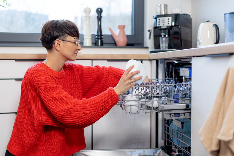 femme qui vide le lave-vaisselle