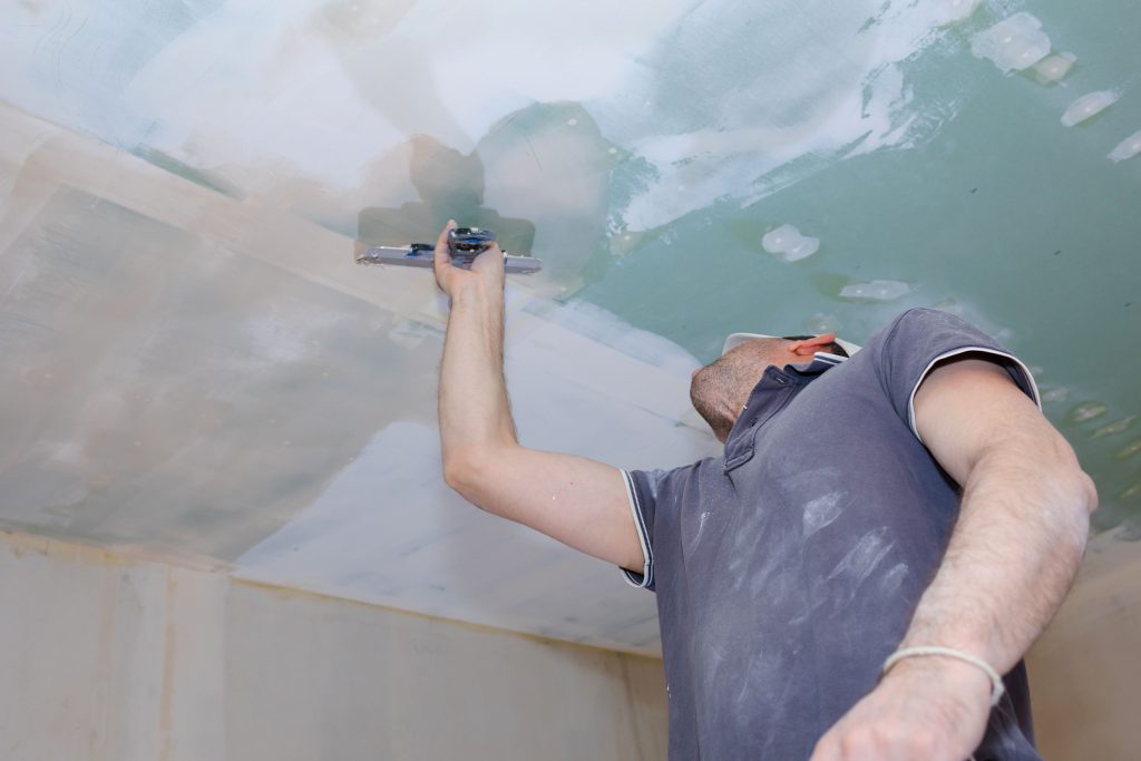 homme qui travaille des plaques