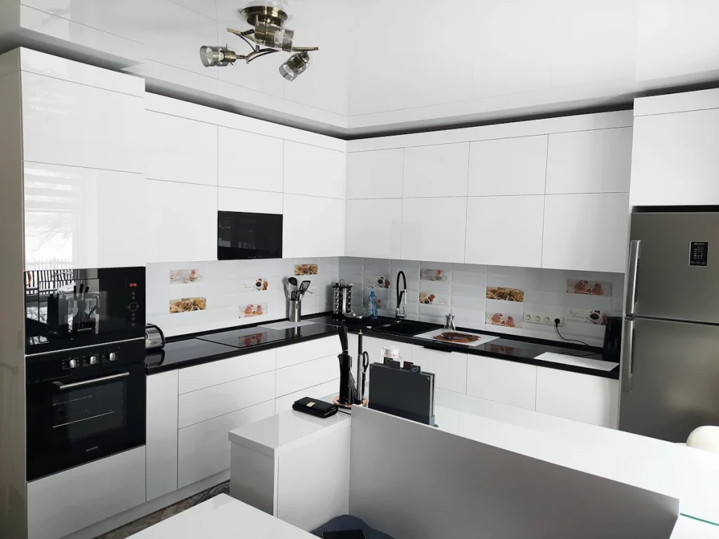 Une cuisine moderne en blanc et noir