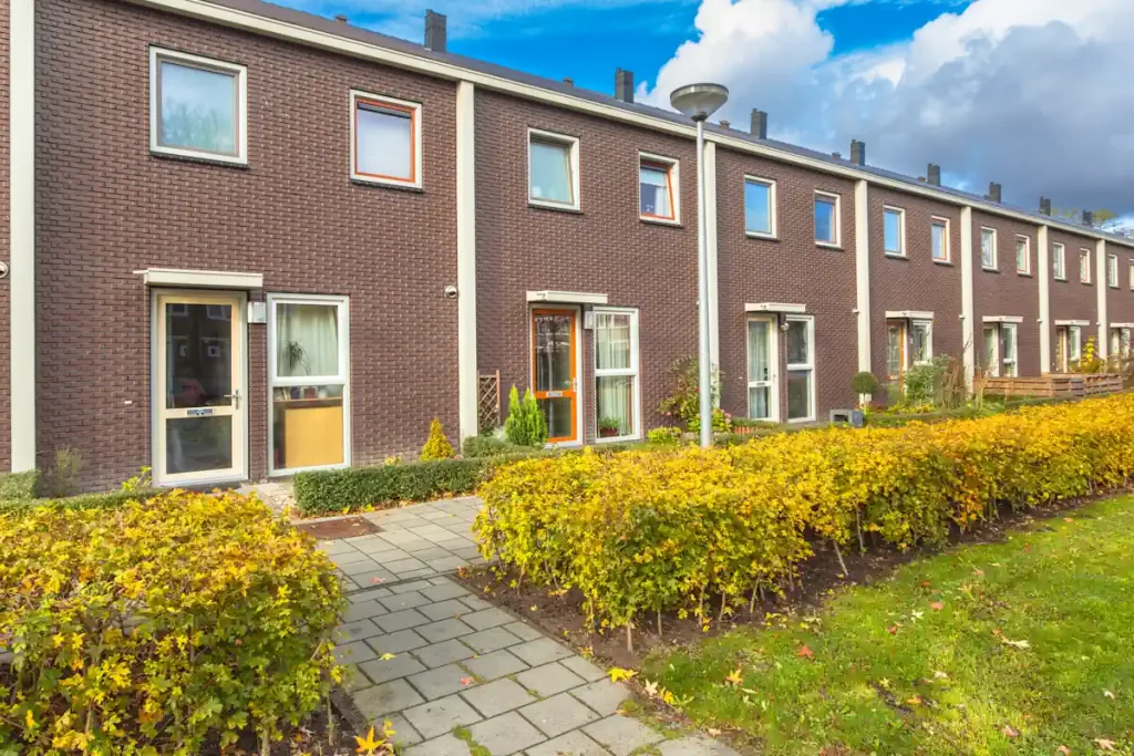 Des maisons mitoyennes avec un petit jardin
