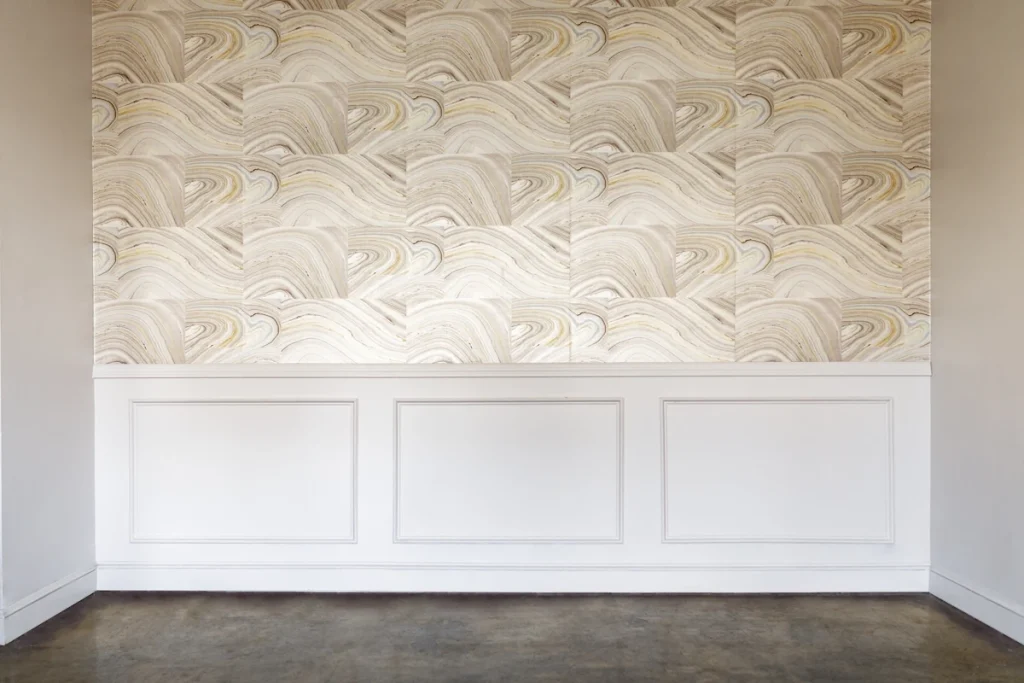 Un mur avec du papier peint beige