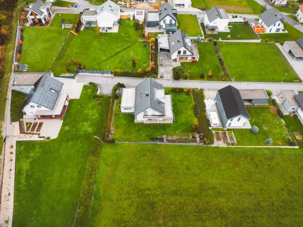 Des maisons posées ls unes à coté des autres sur un terrain vert