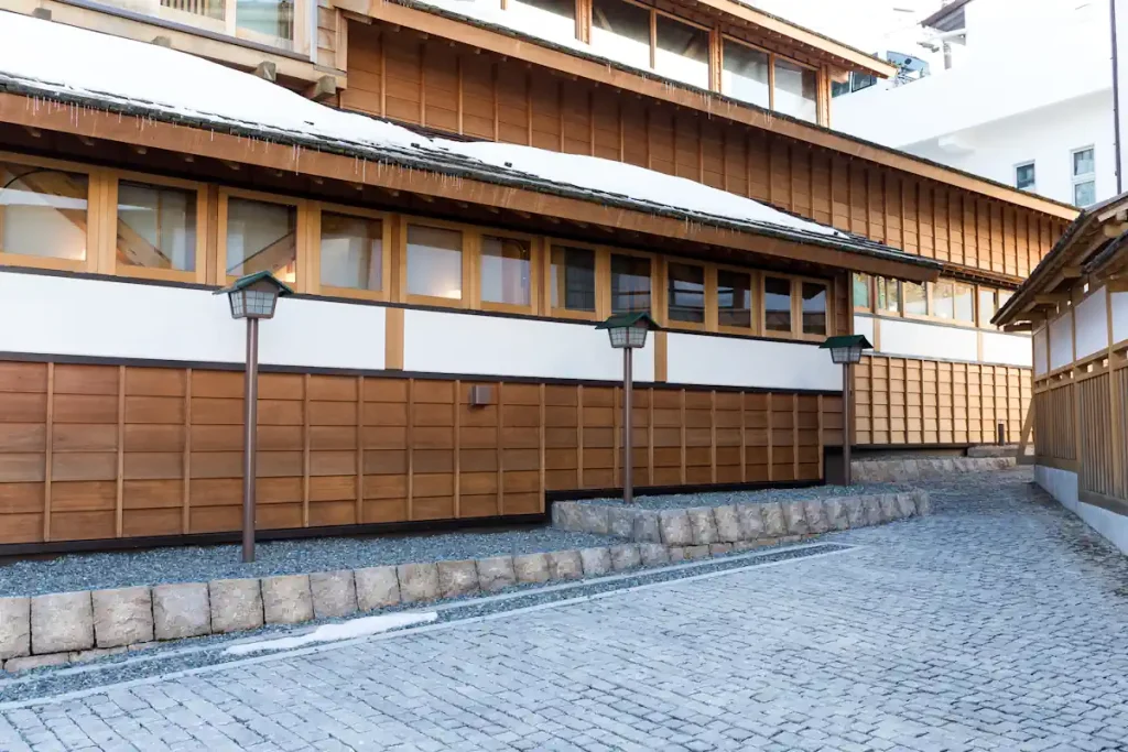 Une maison avec un extérieur en bois