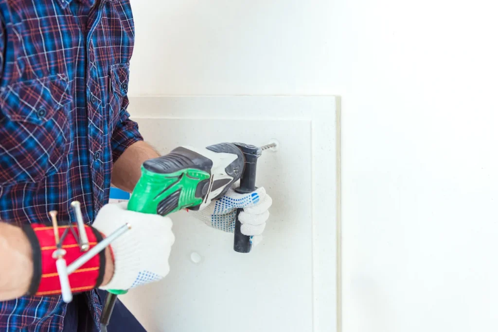 Un homme qui perce un isolant