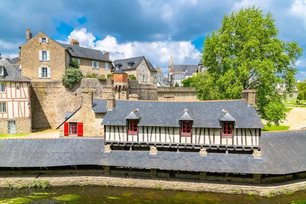 Des maisons avec une peinture colombage