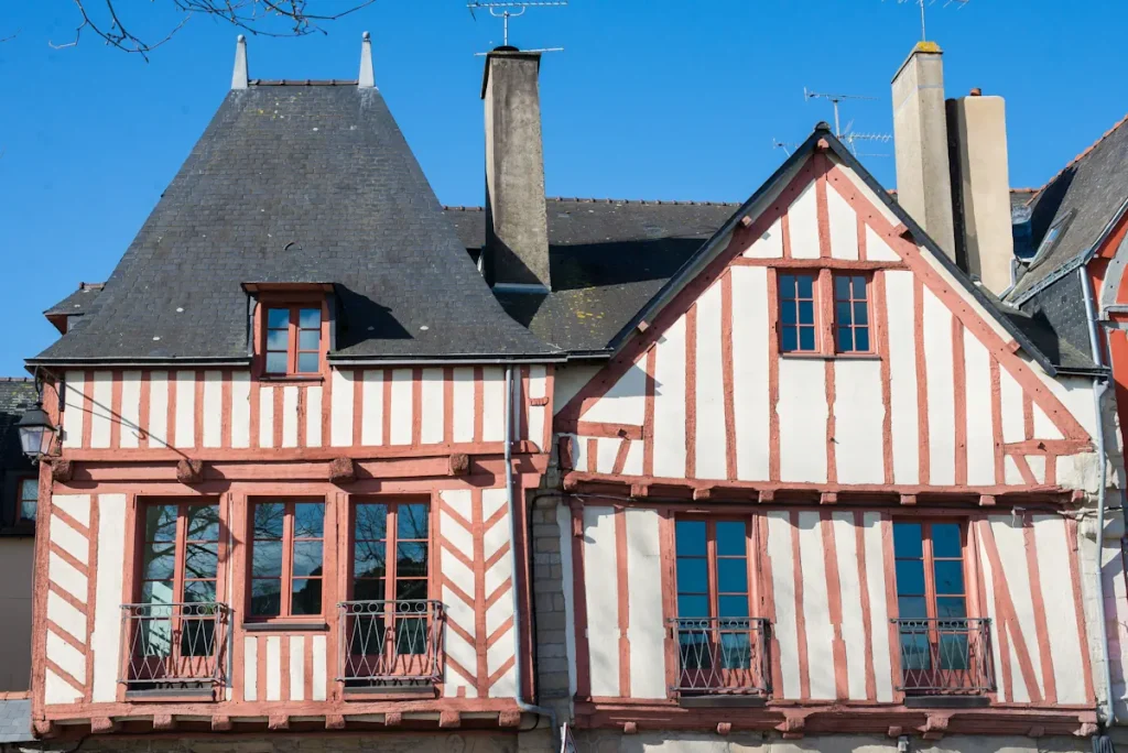 Une façade de maison avec une peinture colombage