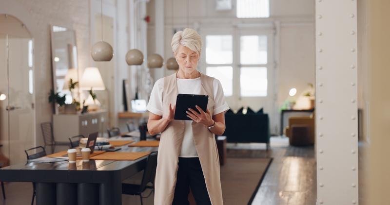 femme qui regarde les photos d'une annonce immobilière