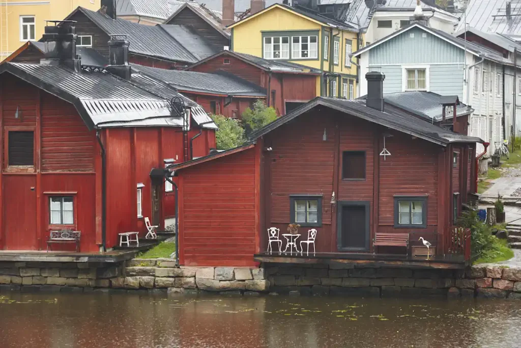 Des maisons avec un extérieur en bois rouge