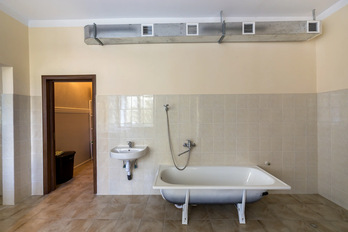 Une salle de bain avec un baignoire avec un système de ventilation en hauteur