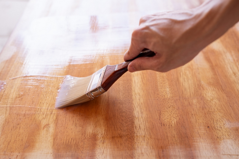 application de cire de protection pour parquet en bois