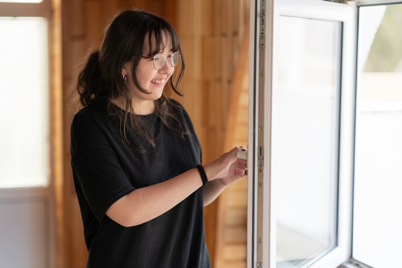 femme qui ouvre une fenêtre