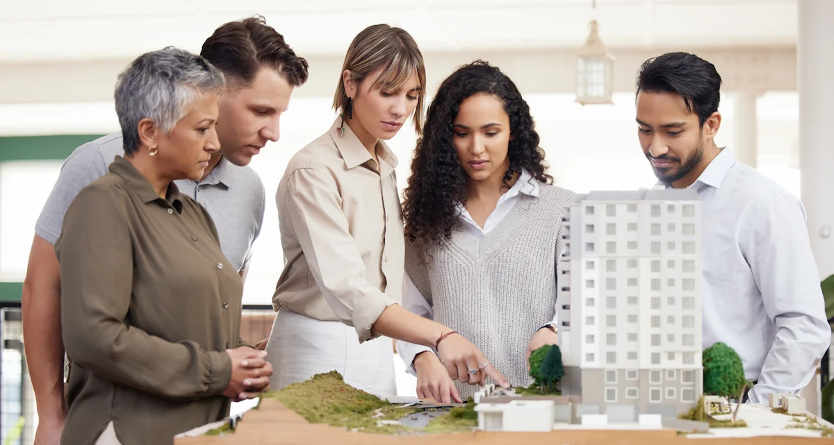 Un groupe de personne devant une maquette d'immeuble entrain d'étudier les détails