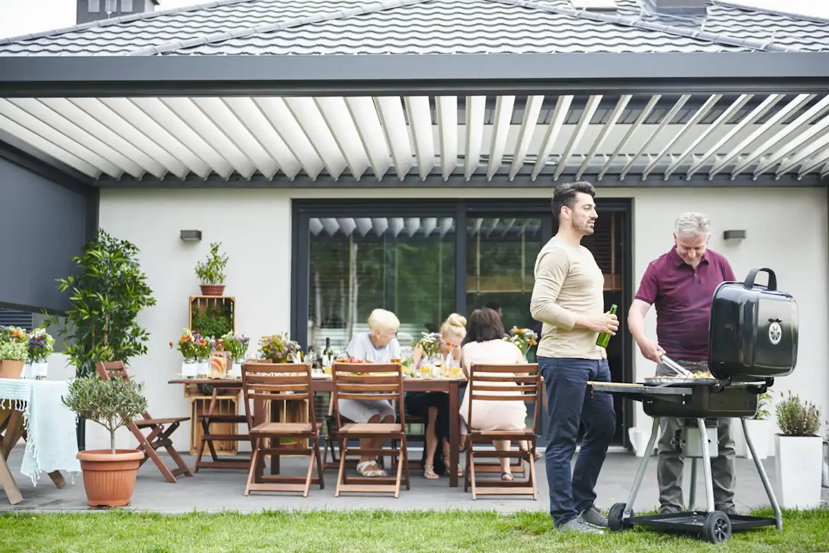 une famille qui profite de sa terrasse avec pergola