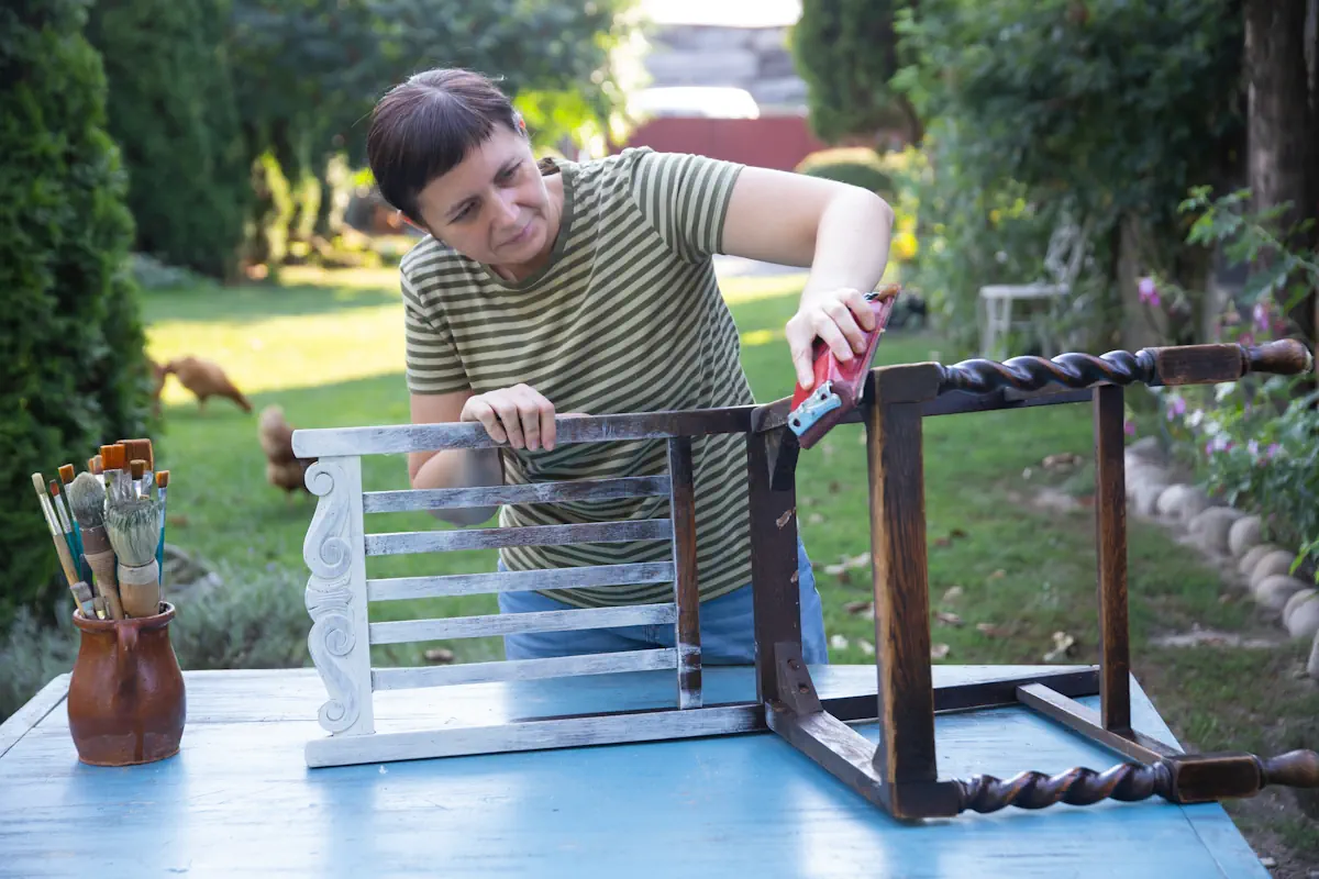 Application du primaire d'accrochage au rouleau sur un meuble en merisier vernis avant peinture