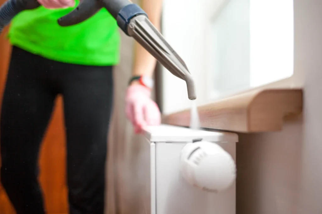 Un homme qui nettoie un radiateur