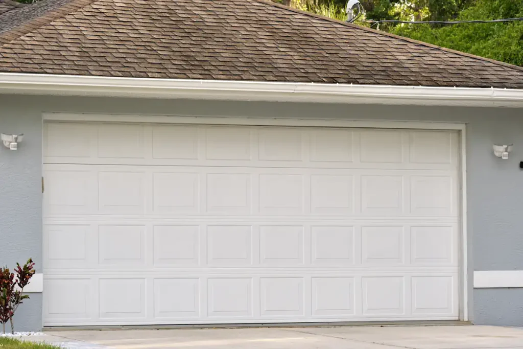 Une porte de garage fermée