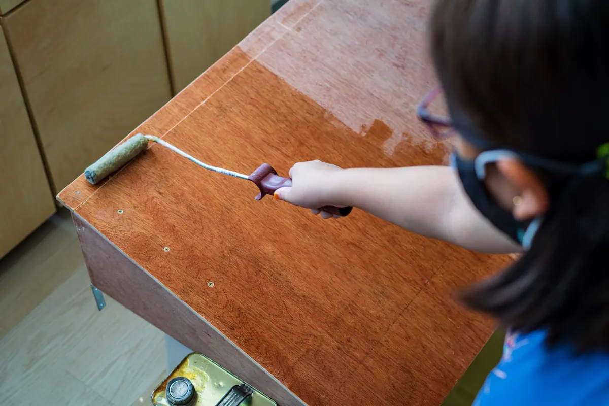 Décapage chimique d'un meuble en merisier vernis avec gel décapant et spatule plastique