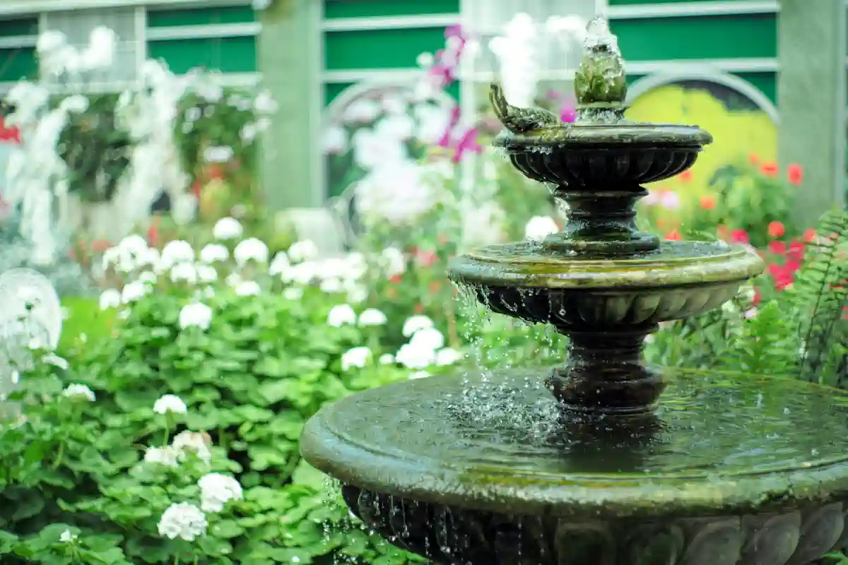 Une fontaine à plusieurs étages dans un jardin