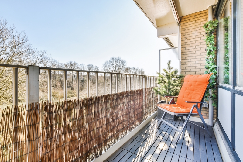 balcon avec un brise vue