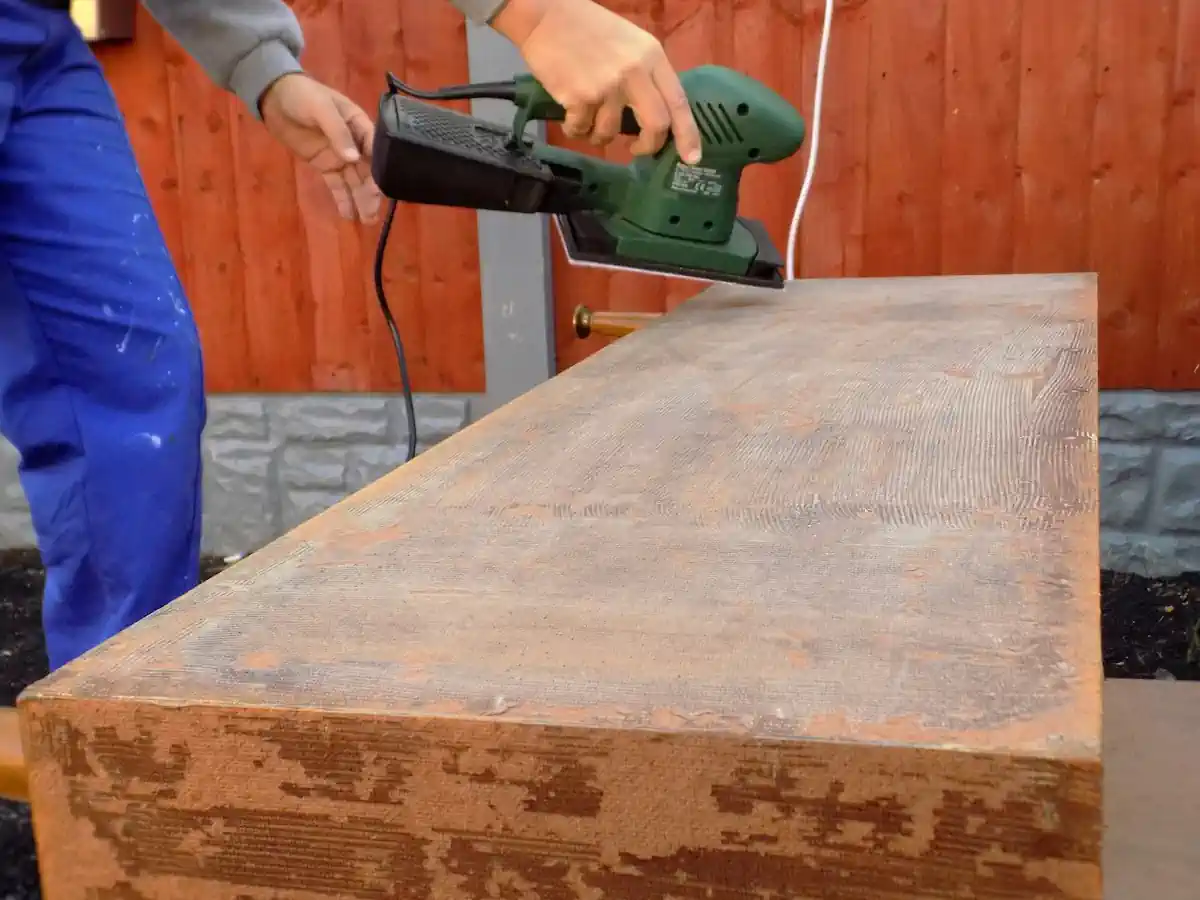 Ponçage d'un meuble en merisier avec ponceuse électrique grain 100