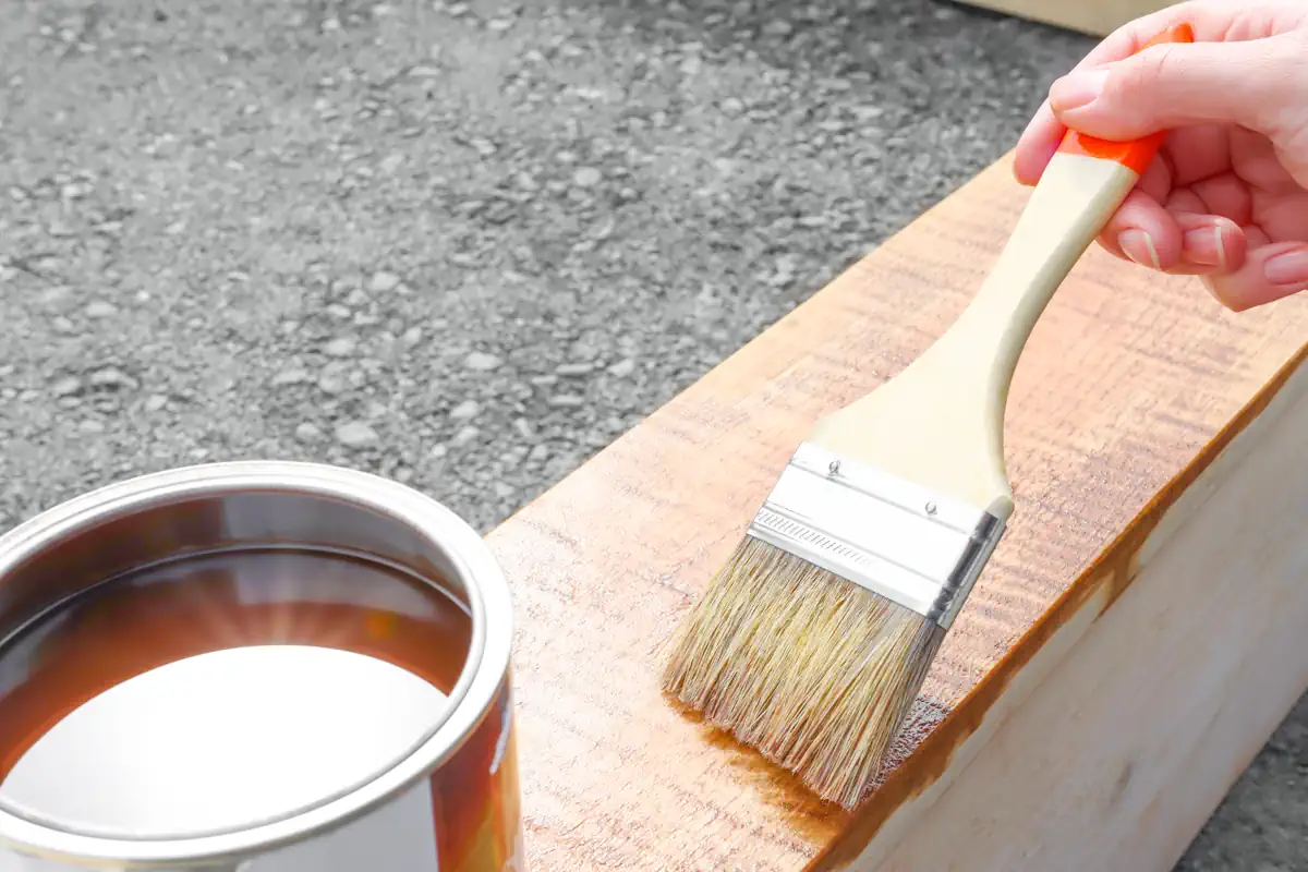 Application de primaire d'accrochage sur meuble en merisier verni sans ponçage