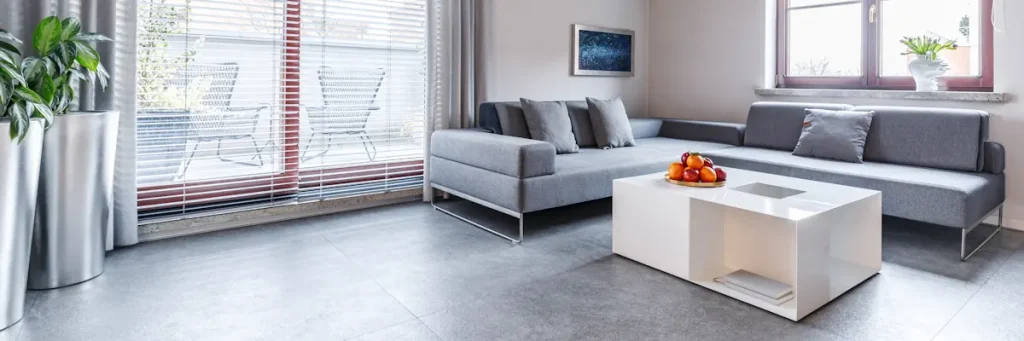 Un salon avec un sol en béton gris brillant