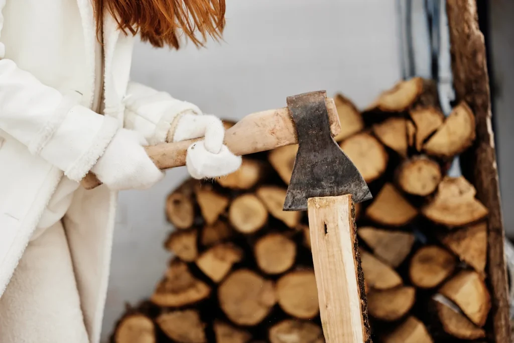 Une femme qui coupe du bois