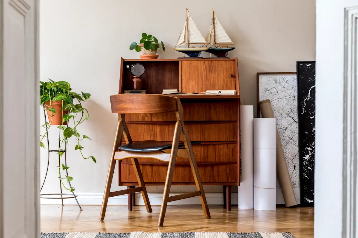 Une chaise et un rangement en bois installés contre un mur