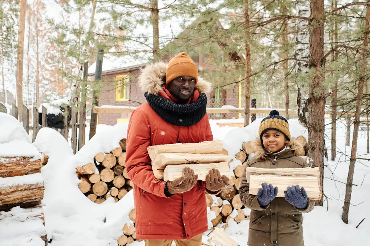 Un homme et un petit garçon qui prend du bois de chauffage
