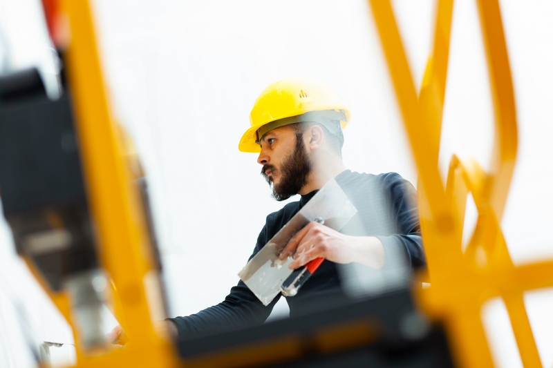 homme qui dirige une grue