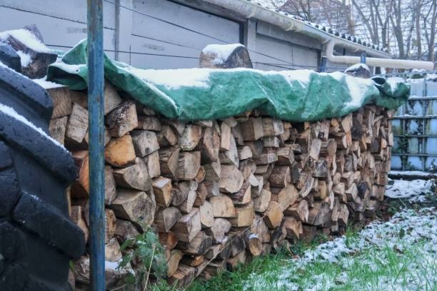 bois mis à l'abris d'une bâche