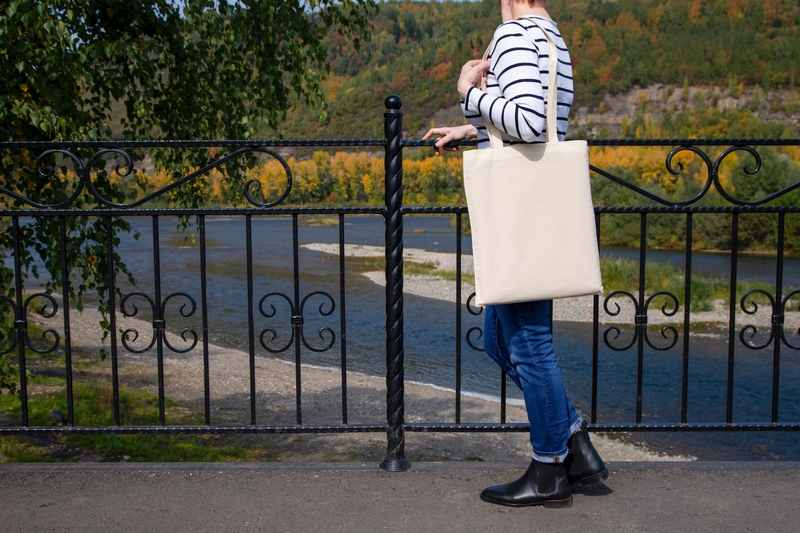 femme qui ouvre un portail