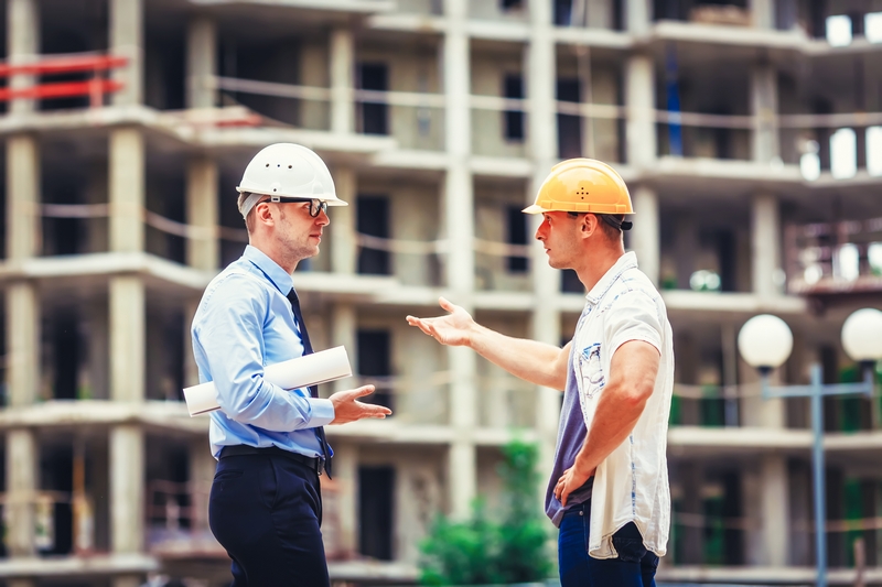 experts en bâtiments devant un immeuble