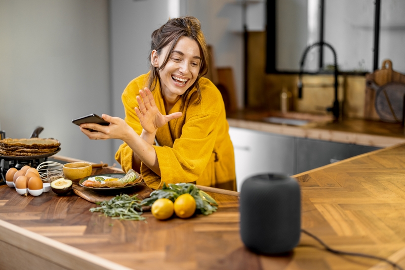 femme qui parle à son assistant vocal