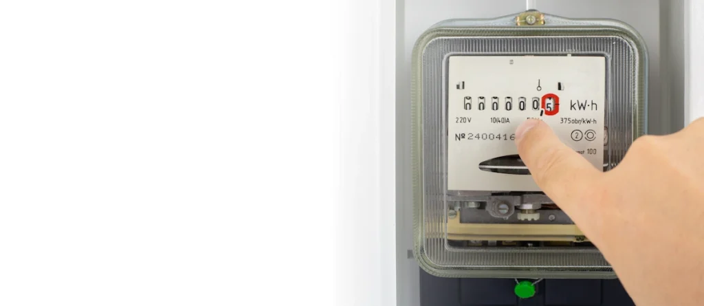 Une personne qui regarde un compteur Linky