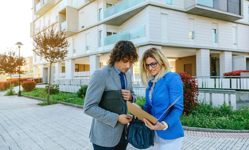 promoteur immobilier avec futur propriétaire