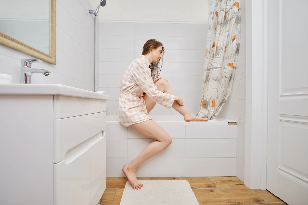 Une femme dans une petites salles de bain sans fenêtre