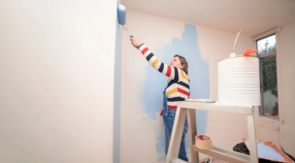 Une femme qui fait des travaux de peinture