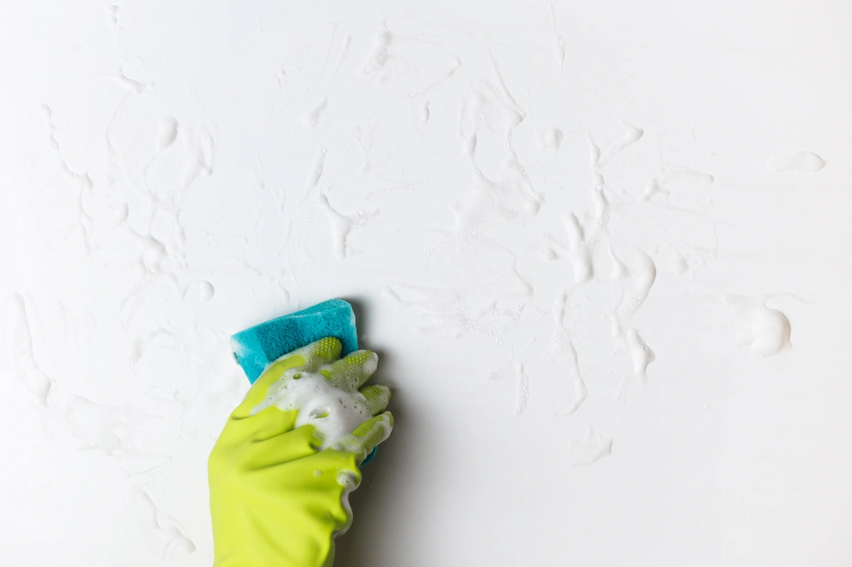 Une personne qui fait du lessivage mur intérieur