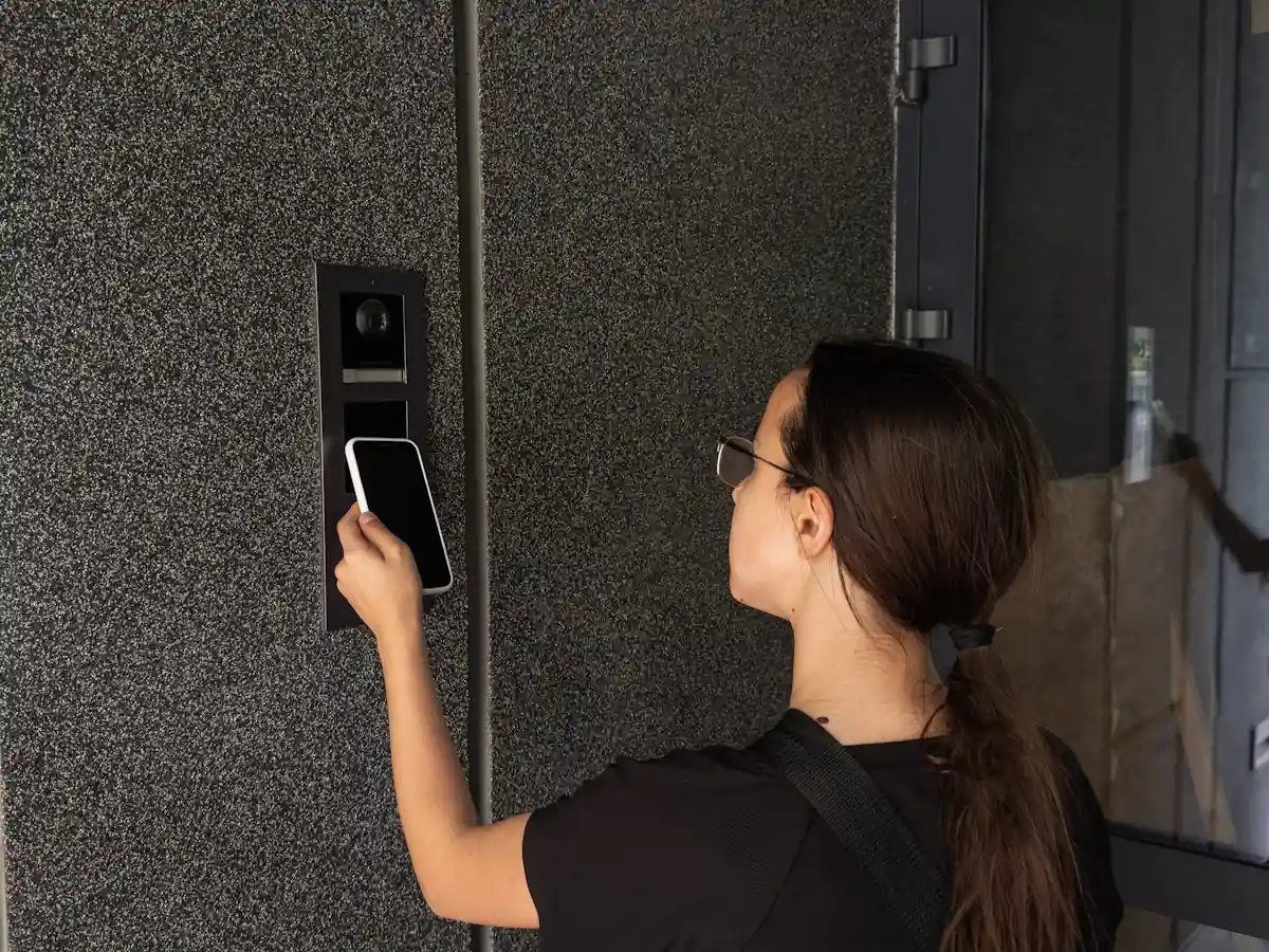 Portail motorisé sans télécommande qui s'ouvre avec un smartphone