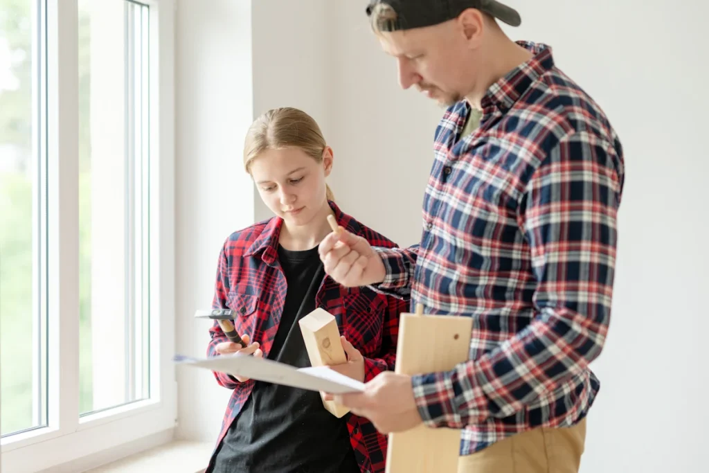 Un homme et une femme qui discute de l'état des lieux de sortie d'une maison