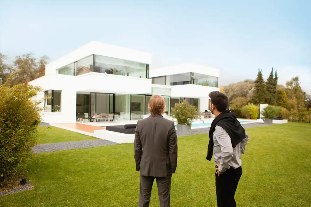 Deux hommes qui regardent une maison pour l'évaluer