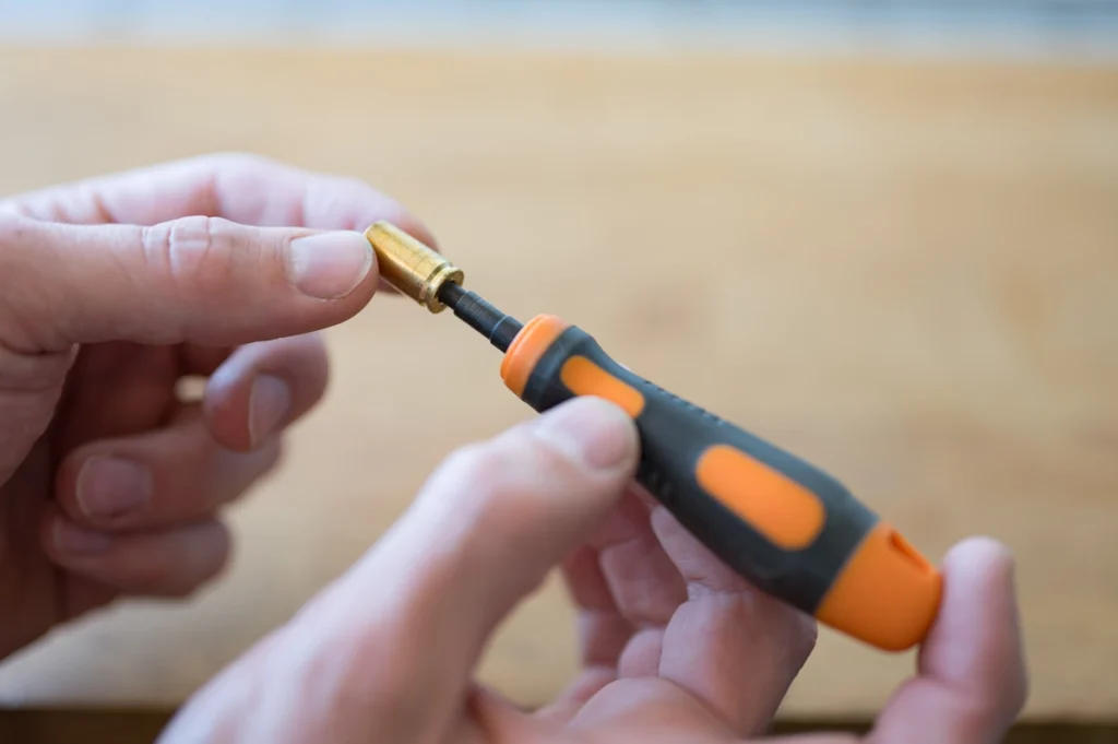 Une personne qui utilise un extracteur de vis